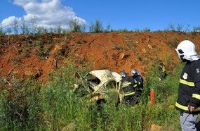 Motorista fica ferido após despencar Fusca em barranco