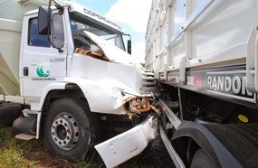 Colisão entre carreta e caminhão em Campos Novos