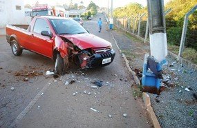 Mulher bate em poste após perder controle da direção
