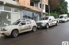 Simulação de ocorrência policial desperta curiosidade de moradores