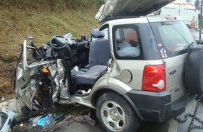 Colisão frontal mata três pessoas na BR-282