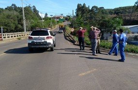 Jovem é atropelado por caminhão após cair com a motocicleta