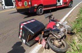 Motoboy morre após enroscar em carreta e cair com a moto