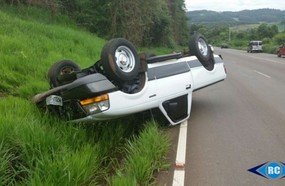 Motorista capota veículo no interior de Lacerdópolis