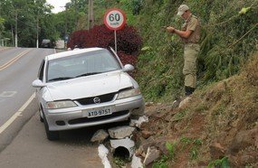 Para evitar colisão motorista joga Vectra para fora da pista  