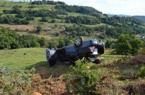 Motorista perde controle e capota veículo