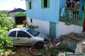 Veículo de Joaçaba atinge residência em Capinzal