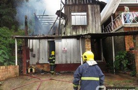 Incêndio destrói casa na Avenida Caetano Branco