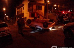 Veículo capota em Herval d´Oeste e motorista foge do local