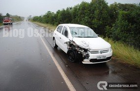 Celta cai em barranco após colidir com outro veículo na BR 282