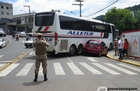 Acidente entre ônibus e Citroen na Duque de Caxias