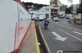 Denúncia: obra invade passeio e pedestres estão tendo que transitar pela pista