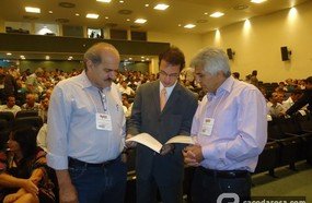 Chico Lopes entrega em Florianópolis projeto solicitando recursos para o Teatro
