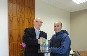 ADRECHA/FMCE entrega troféu conquistado no RJ para reitor da Unoesc 