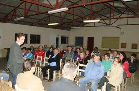 Prefeito em exercício se reúne com moradores e anuncia obras no bairro Clara Adélia