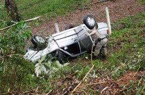 Capotamento deixa uma pessoa gravemente ferida