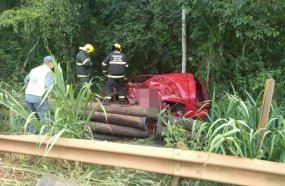 Casal morre esmagado por tubos que se desprenderam de caminhão