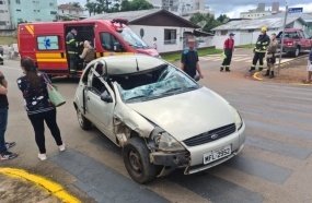 Motorista fica ferido após carro parar embaixo de caminhão 