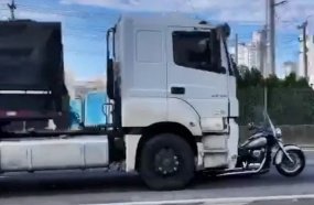Motocicleta é arrastada por carreta por mais de 20 km após acidente