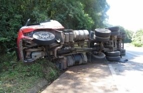 Motorista fica ferido após tombar carreta com container em Joaçaba