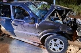 Veículo fica destruído ao bater em caminhões na SC-135 