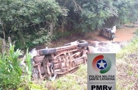 Veículos caem em rio após colisão na SC-355
