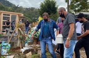 Comoção marca despedida das vítimas do atentado em creche 