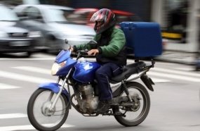 Elementos assaltam motoboy para roubar pizza 