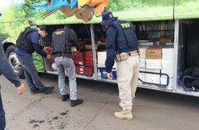 PRF apreende 1.400 garrafas de vinho em ônibus na BR-153 