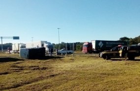 Furgão de Joaçaba tomba após colisão no Trevão de Irani 