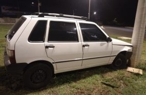 Motorista é preso por embriaguez após colidir em poste
