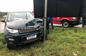 SUV atinge placa de sinalização após colisão no Trevão de Irani