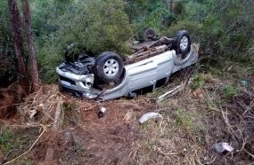 Óleo na pista causa dois capotamentos na SC-135