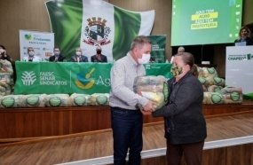 Secretaria da Agricultura doa alimentos a famílias do campo