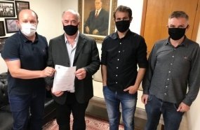 Comitiva de Herval entrega demandas para deputados estaduais 