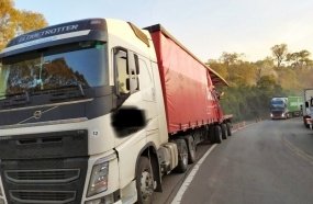 Carreta é atingida por semirreboque de bitrem que tombou na pista 