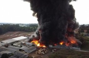 Incêndio de grandes proporções atinge fábrica em Xaxim