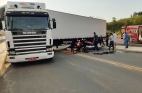 Motociclista para embaixo de carreta após colisão em Concórdia