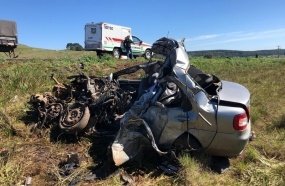 Colisão entre carro e carreta deixa quatro mortos na BR-153
