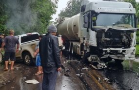 Condutor fratura as pernas após colisão frontal em Vargem Bonita