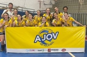 Equipe Sub-14 da AJOV é campeã da Liga Oeste de Vôlei