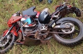 Queda de motocicleta deixa dois jovens feridos na SC-452