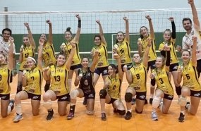 Equipe Sub-16 da AJOV é campeã da Liga Oeste de Vôlei