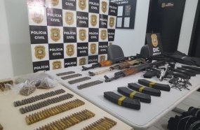 Polícia Civil apreende dinamites, fuzis e carros blindados em SC