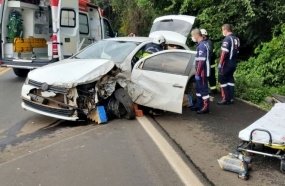 Motorista fica ferido após colisão entre carro e carreta na BR-153