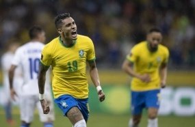 Brasil goleia o Paraguai e mantém a liderança das Eliminatórias
