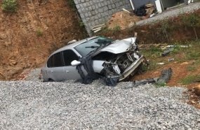 Corpo de homem é encontrado dentro de carro abandonado 