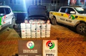 Polícia Militar apreende veículo com 25 galões de agrotóxicos 