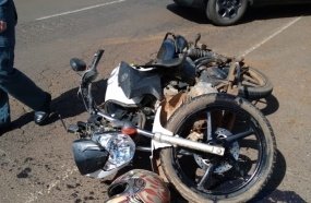 Motociclista é socorrido em estado grave após colidir em caminhonete