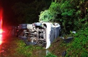 Carreta tem carga saqueada após tombar na BR-282